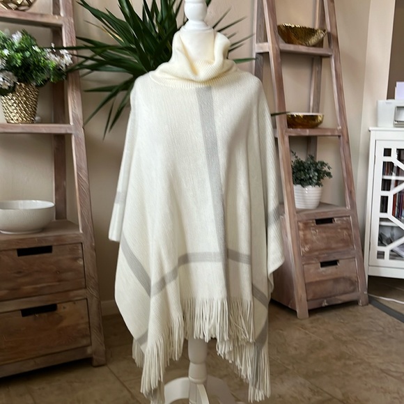 Francesca’s Poncho. Never Worn - Picture 1 of 4